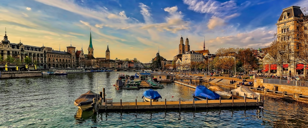 El casco antiguo de Zúrich reflejado en el río Limmat durante la hora dorada, mostrando la belleza de una de las ciudades con mayor calidad de vida del mundo.